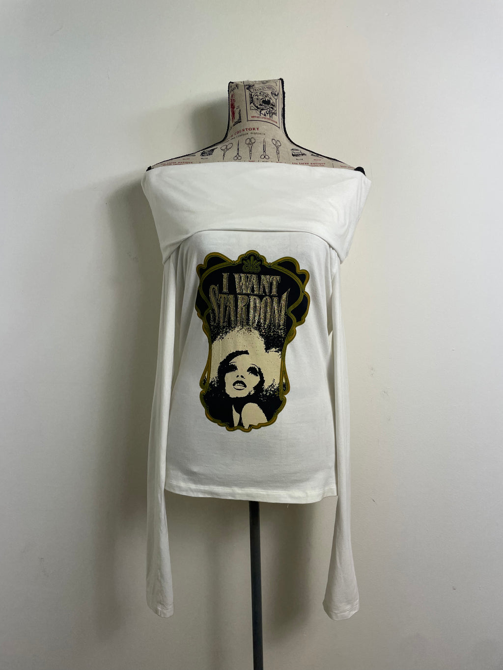 トップス 00s dolce&gabbana long t-shirt italy Vintage D&G Graphic Top | Scarz Vintage | 2000s Dolce