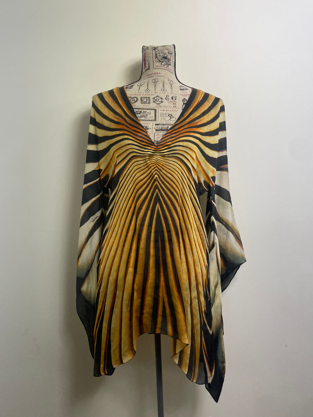 Roberto Cavalli ドレス サイズ42 ROBERTO CAVALLI Tiger Print Silk Deep V-Neck Dress 42 – The